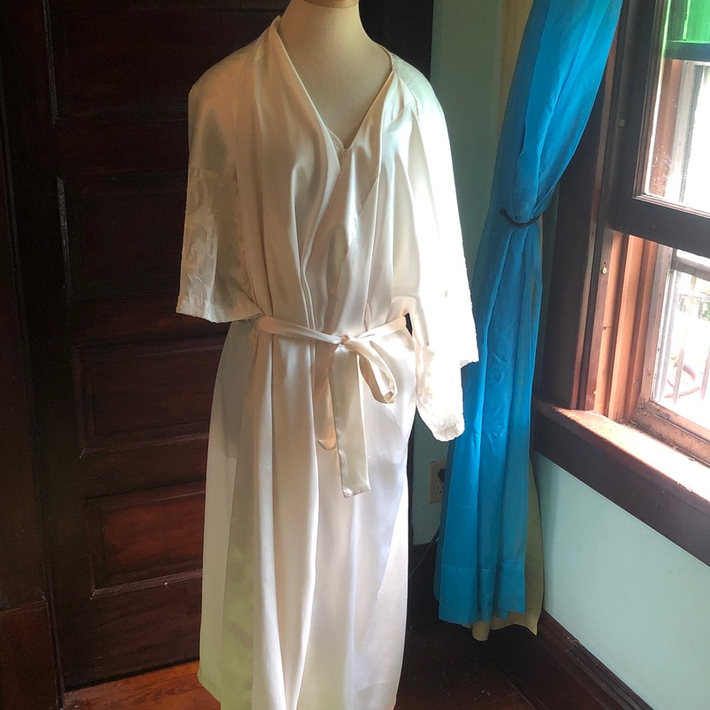Best United Garment Co Lingerie Ivory Satin Belted Sleep Robe Size 2XandShirt